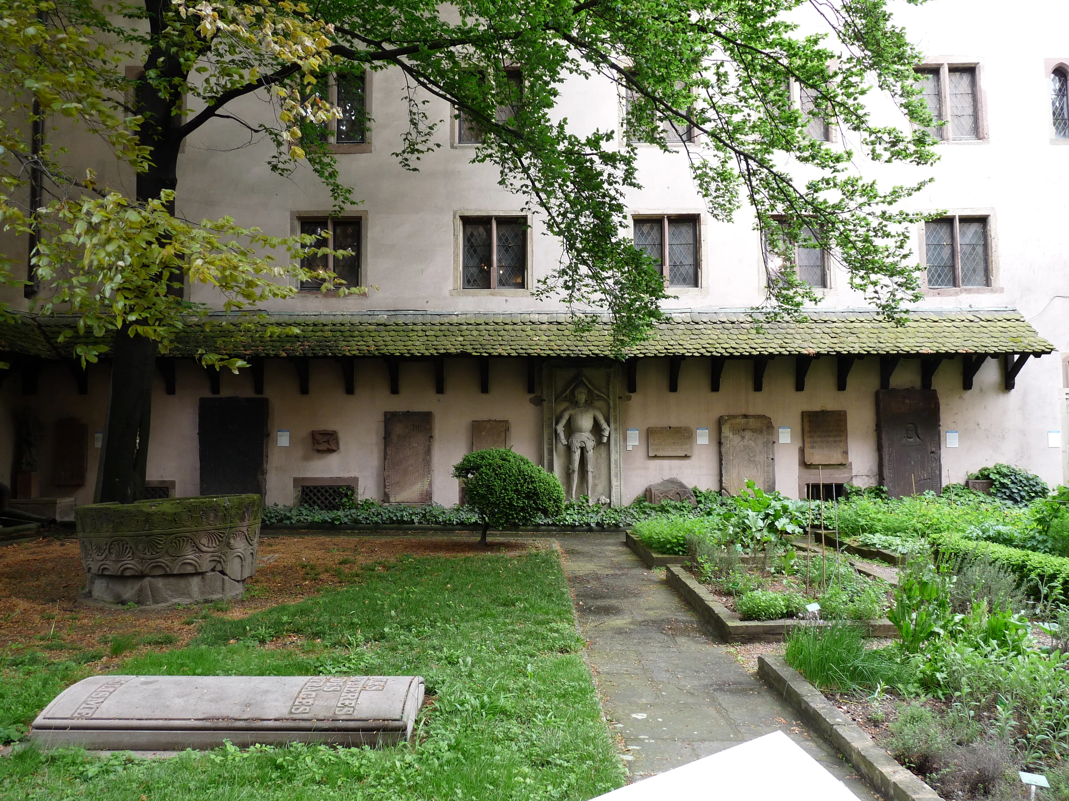 Reprezentatywny widok Musée de l'Œuvre Notre-Dame w Strasburgu.