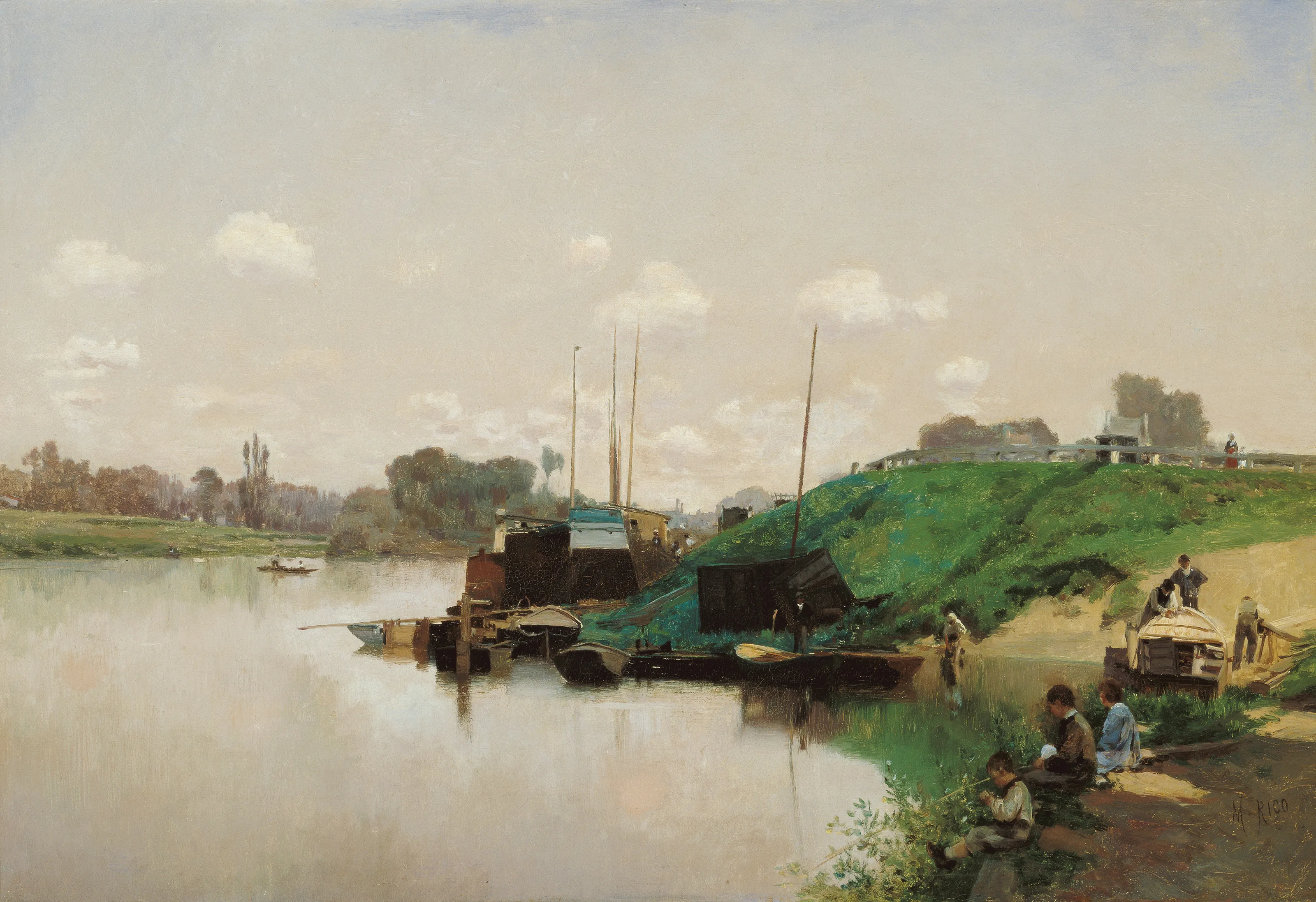 Cuadro de una escena fluvial con barcos amarrados, una orilla verde y pequeñas figuras sentadas y de pie junto al agua bajo un cielo pálido y nublado.
