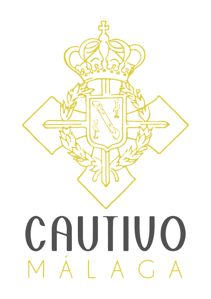 Emblema dorado que presenta una corona, una cruz y un escudo con ramas de laurel sobre el texto CAUTIVO MÁLAGA en un fondo negro