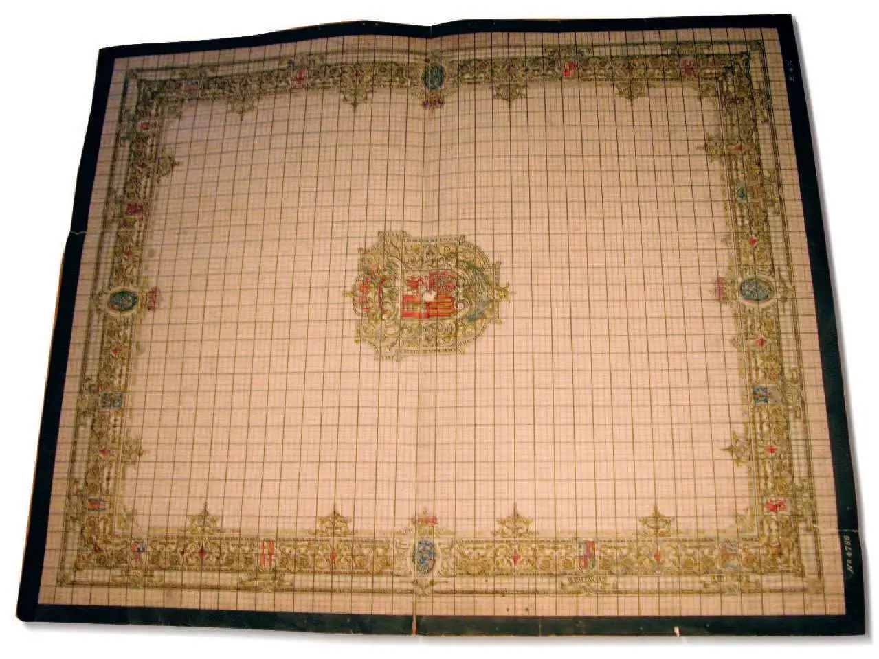 Een decoratieve plattegrond met een centraal wapenschild en een rasterindeling