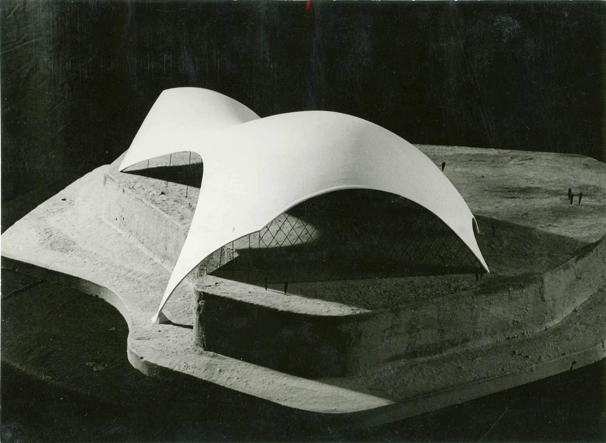 zwart-wit architectuurmodel met gebogen wit dakconstructie