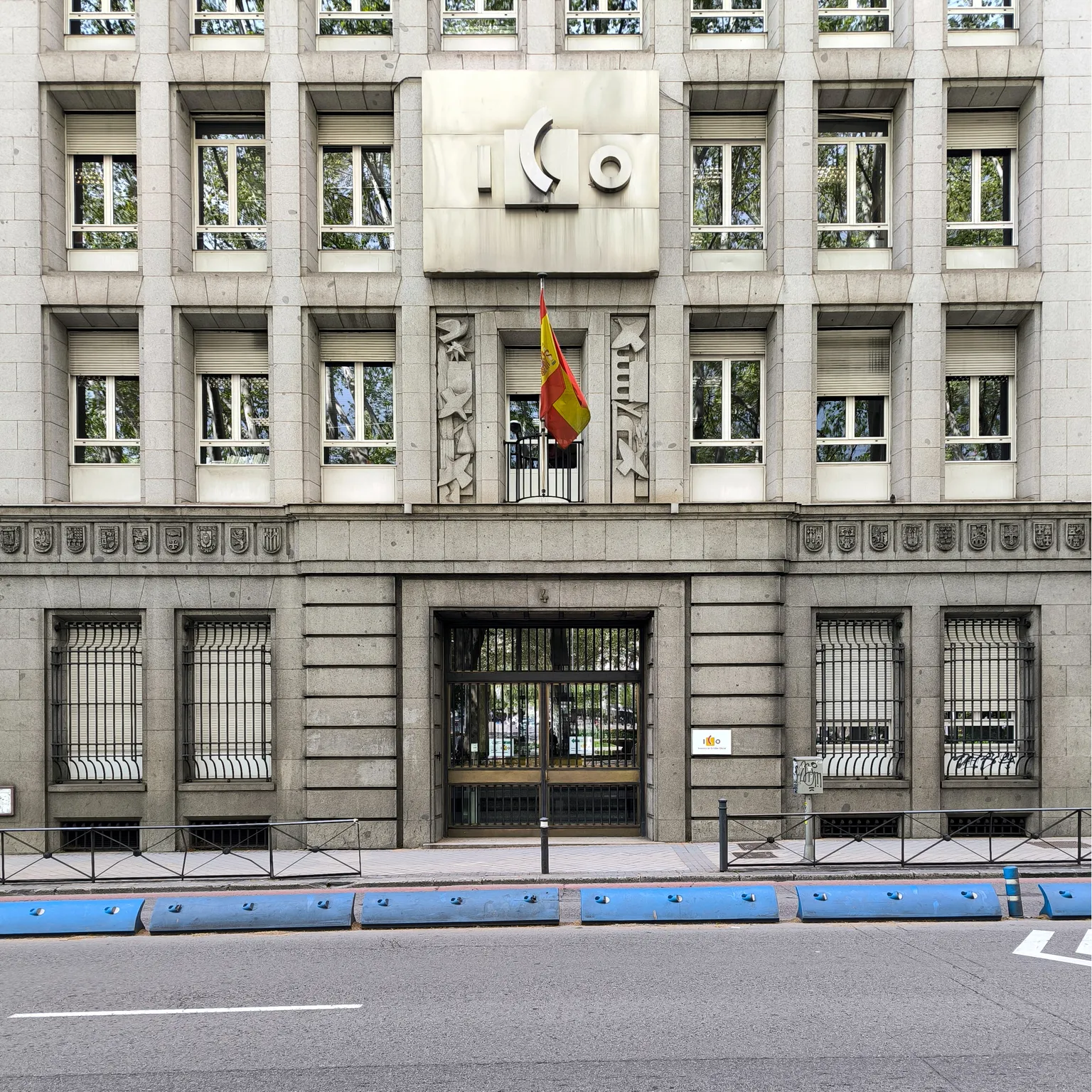 De buitenkant van het Museo ICO-gebouw met een groot 'ICO'-bord boven de ingang en een Spaanse vlag aan de gevel.