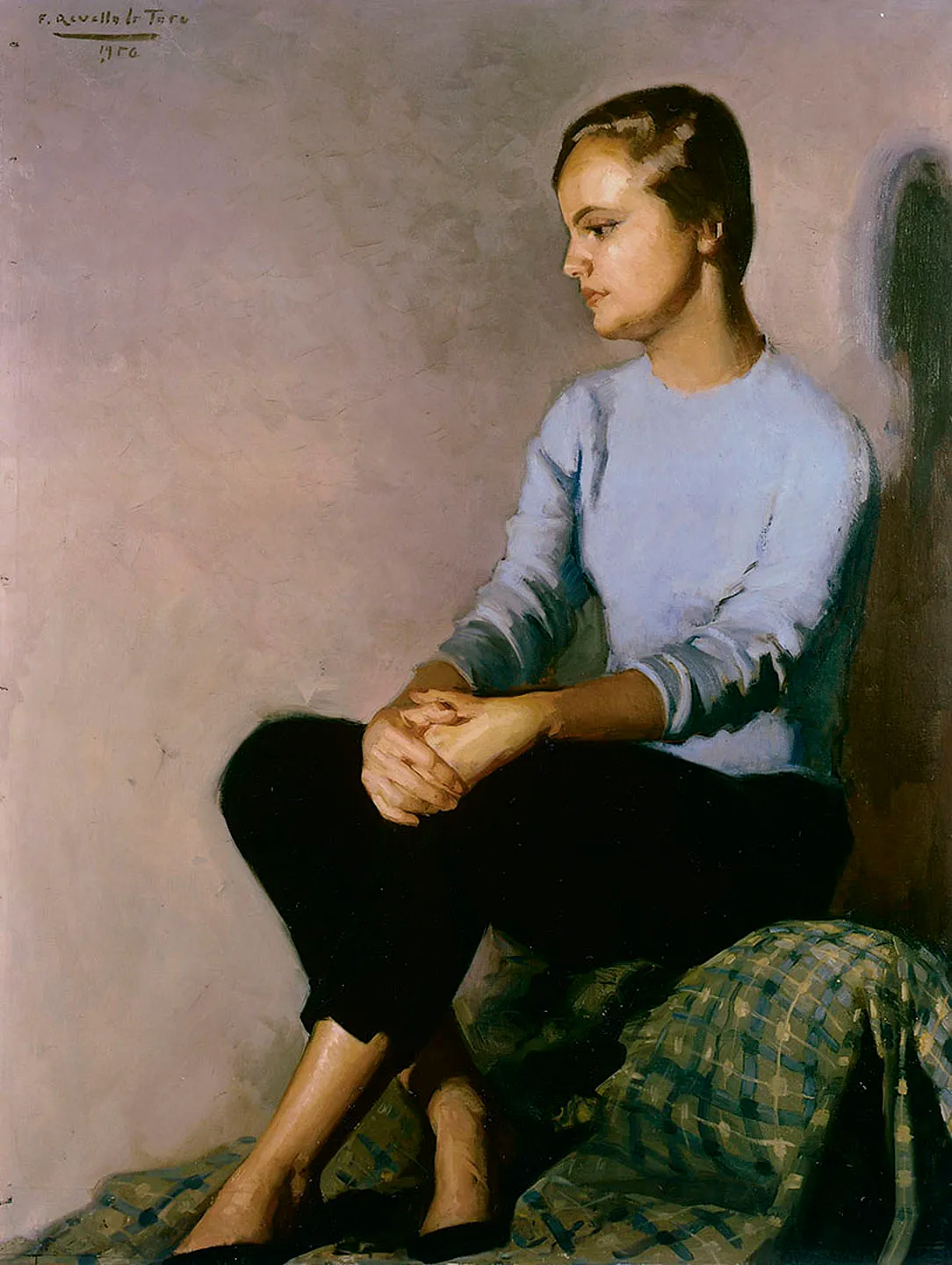 Óleo de una joven sentada de perfil, vestida con un suéter azul claro y pantalones negros, firmado F. Revello de Toro 1962.