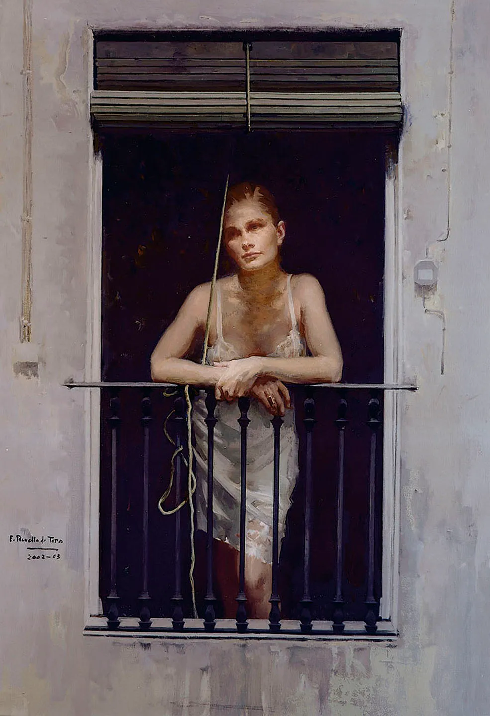 Pintura de una mujer en combinación blanca apoyada en la barandilla de un balcón con un toldo enrollado encima, firmada por Félix Revello de Toro