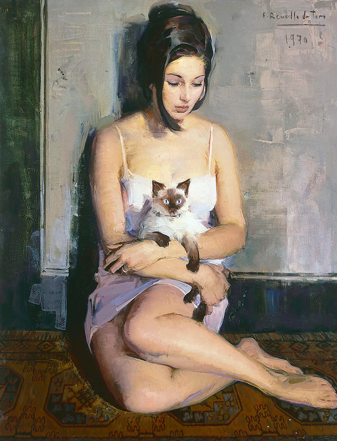 Óleo de una mujer sentada con un vestido blanco de tirantes sosteniendo un gato siamés, firmado Revello de Toro 1970