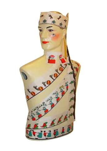 Busto de cerámica pintada de una mujer con figuras decorativas coloridas y patrones dispuestos en bandas diagonales a través del torso y el tocado.