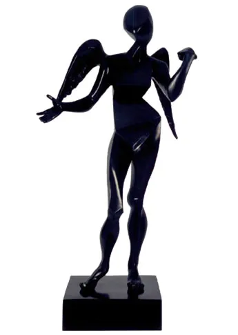 Escultura negra brillante de una figura humanoide alada con los brazos extendidos, sobre una base rectangular frente a un fondo blanco