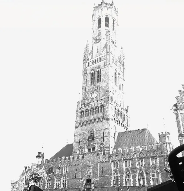 Vista en blanco y negro del alto campanario medieval que se alza sobre las históricas Lonjas de los Paños en la plaza Markt de Brujas