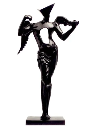 Escultura negra brillante de una figura humana con cabeza triangular, brazos en forma de ala y torso hueco, sobre una base rectangular contra un fondo blanco