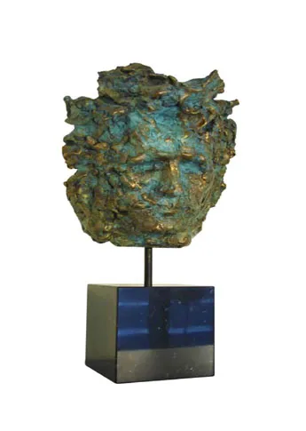 Escultura de bronce de una cabeza humana con pátina verdosa montada sobre un pedestal rectangular azul oscuro con fondo blanco