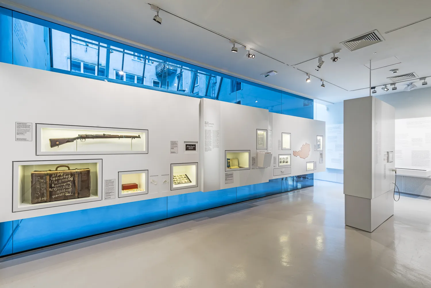 Galerij interieur met vitrines en een blauwe accentmuur