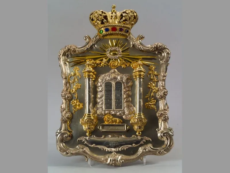 versierd verguld religieus artefact met kroon en barokke krullen