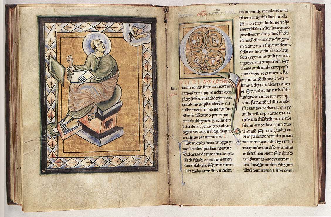 Manuscrito iluminado del siglo XII abierto que muestra la figura de un evangelista escribiendo en un escritorio en la página izquierda y un texto en latín decorado con una gran inicial iluminada en la página derecha