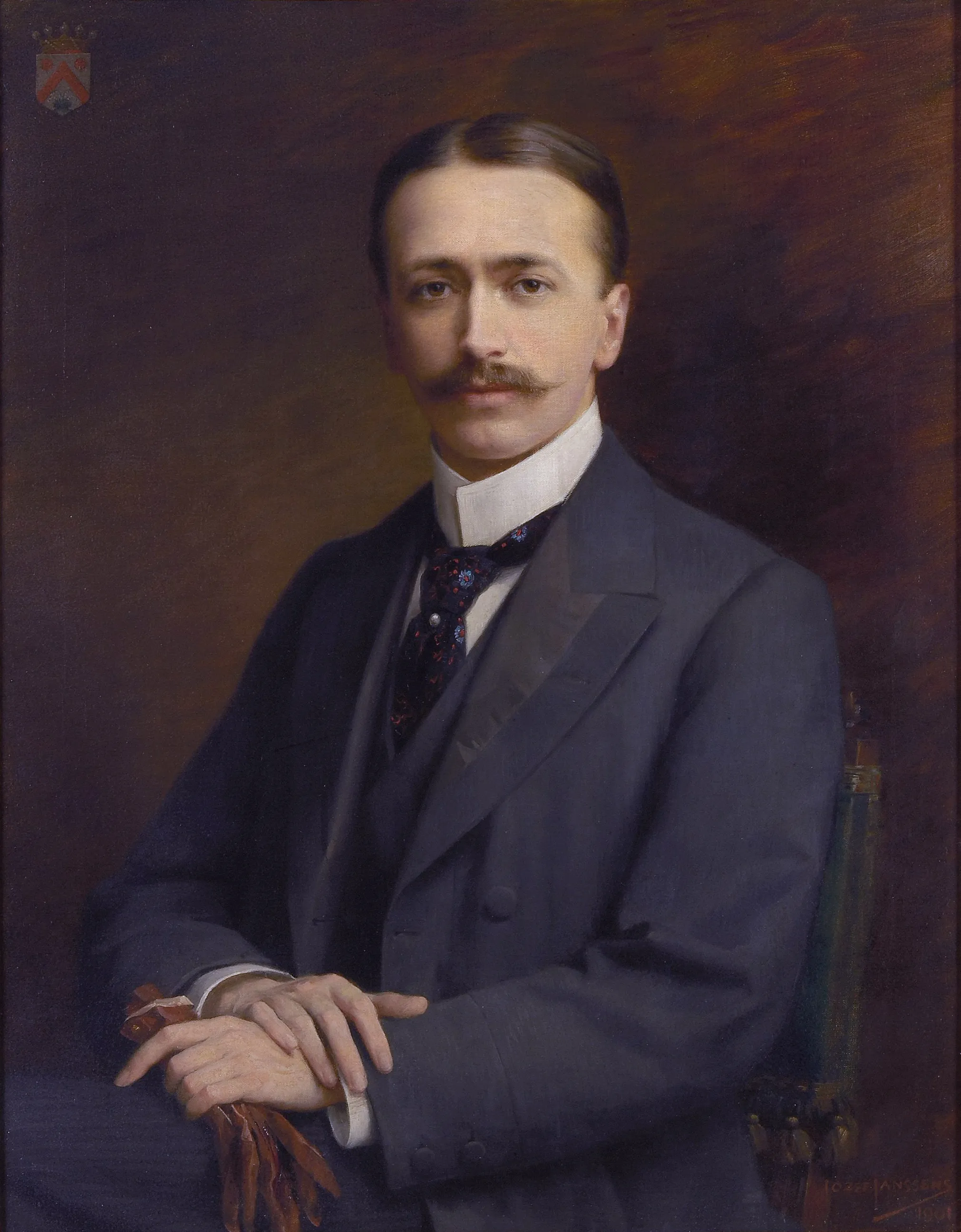 Retrato de un hombre con bigote, vestido con un traje oscuro y sosteniendo unos guantes marrones, con un escudo de armas en la esquina superior izquierda.