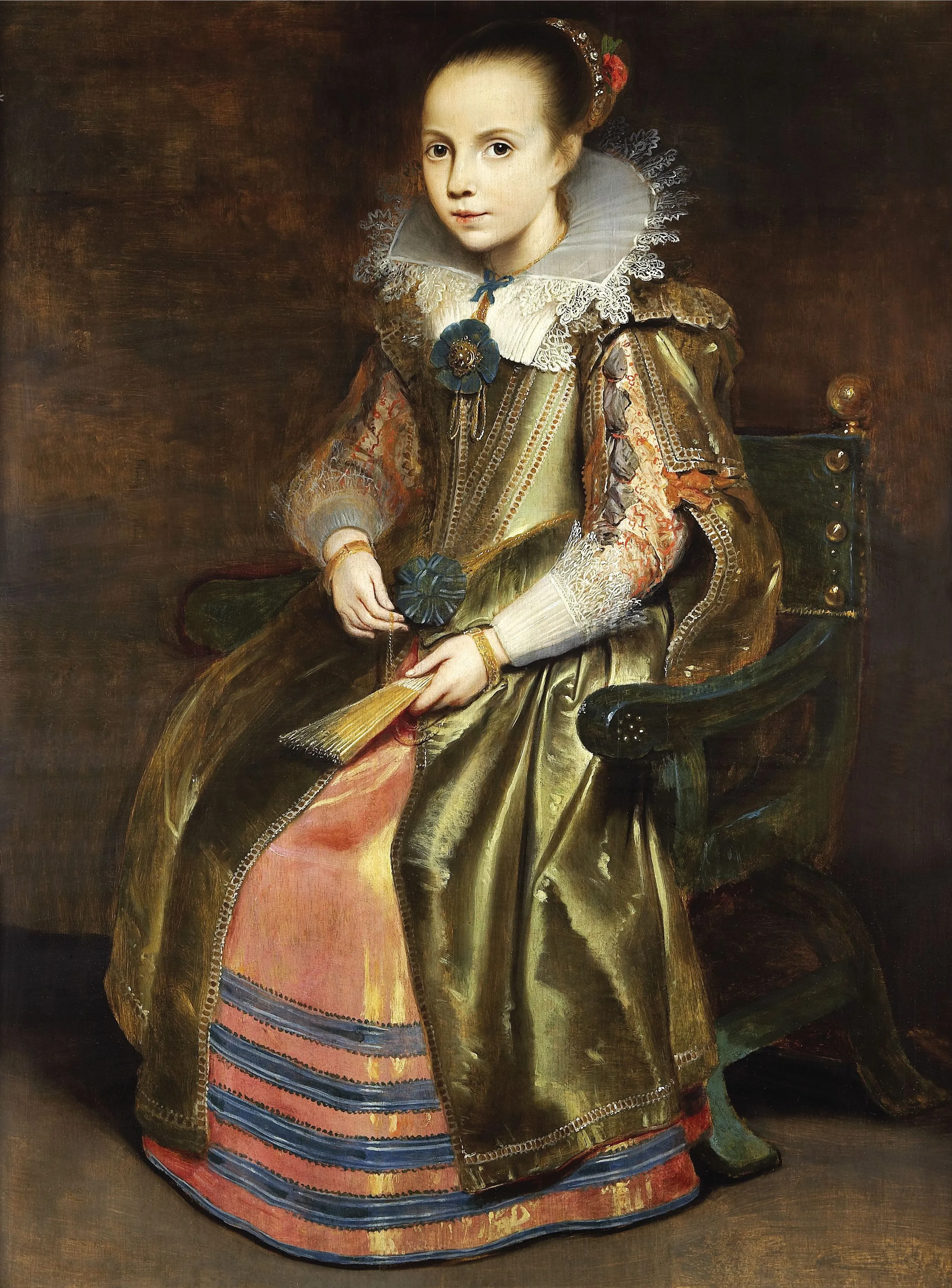 Retrato de una joven con un elaborado vestido dorado y un cuello de encaje blanco, sentada en una silla de madera oscura sosteniendo un abanico.