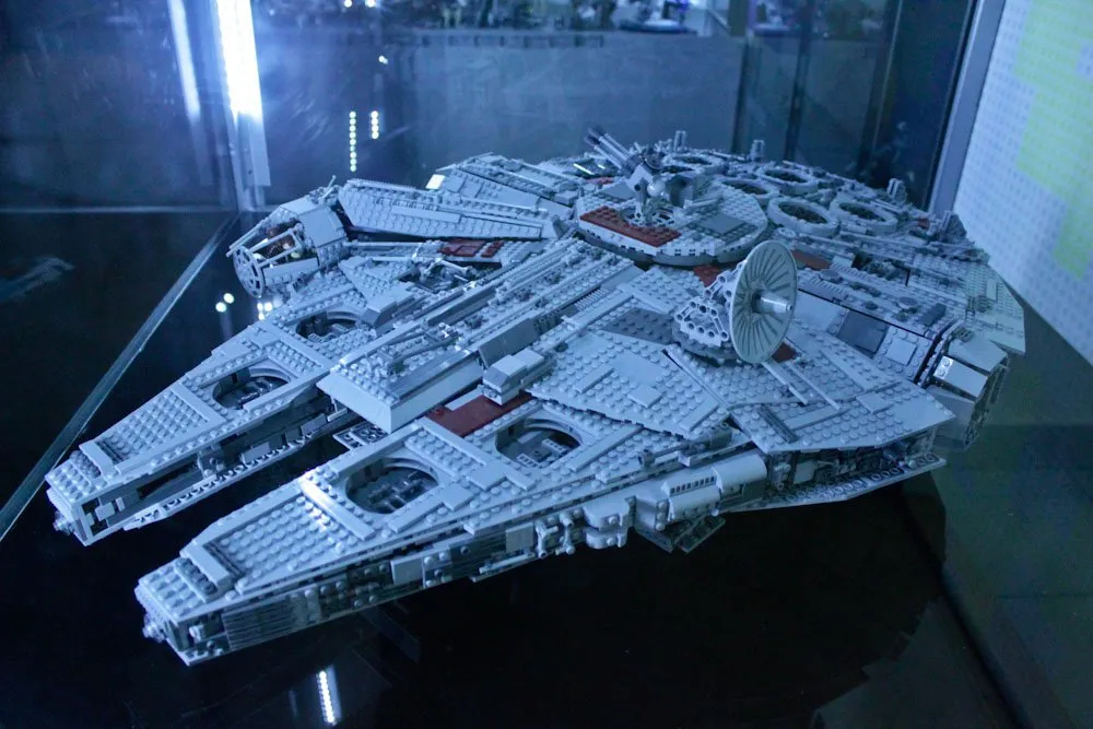 LEGO-model van de Millennium Falcon in een glazen vitrine