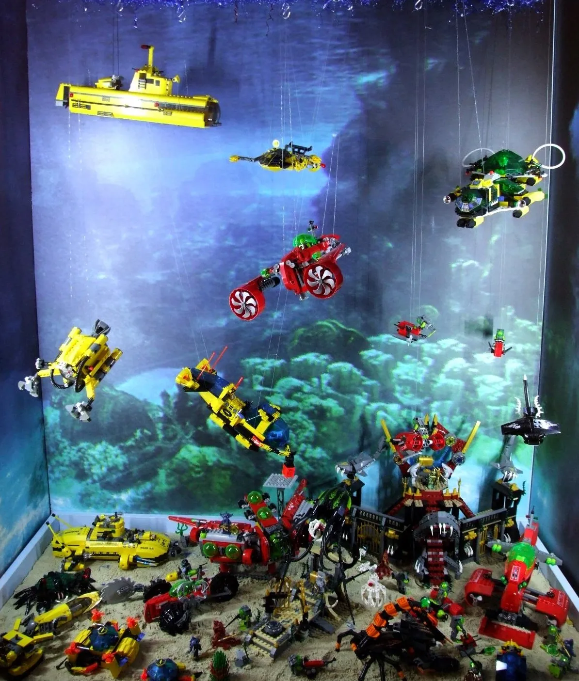 LEGO-modellen van onderzeeërs en voertuigen tentoongesteld in een onderwaterthema-expositie
