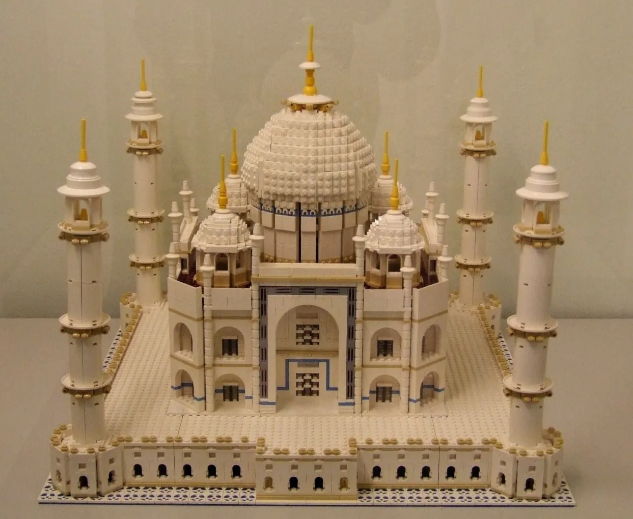 LEGO-model van de Taj Mahal met witte en gouden stenen en blauwe accenten