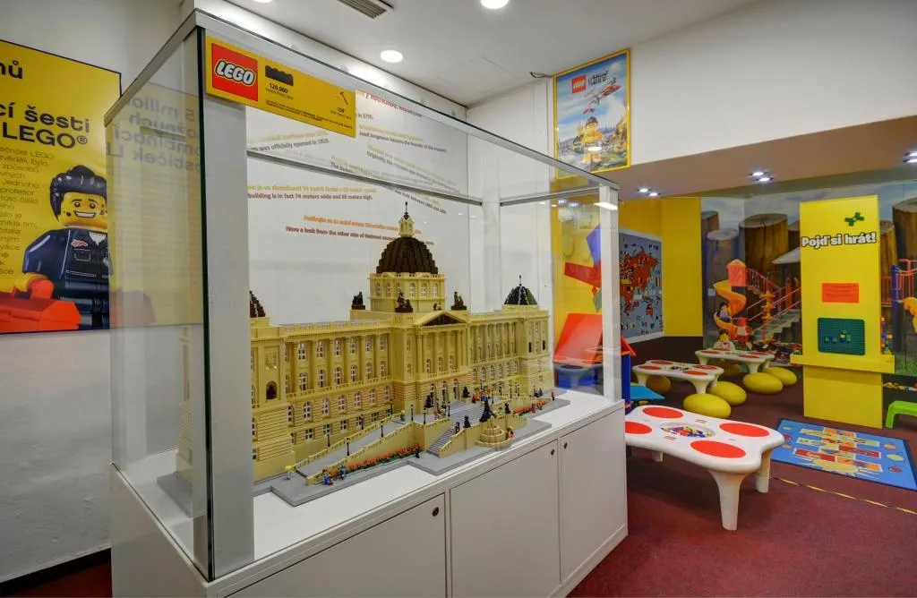 LEGO-model van een gebouw in een vitrine in een museum