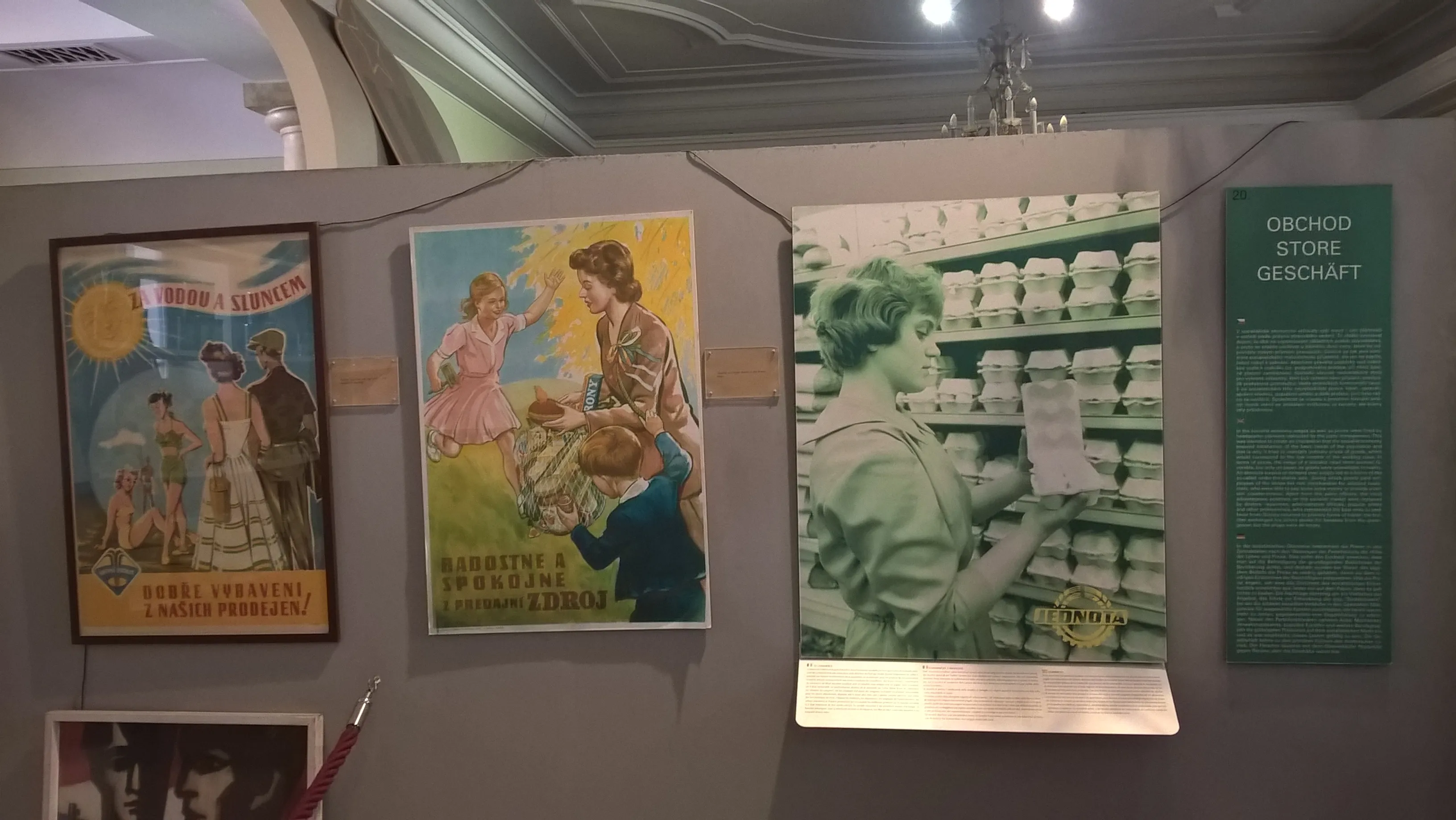 carteles de propaganda de la era comunista y una fotografía histórica en la pared de un museo