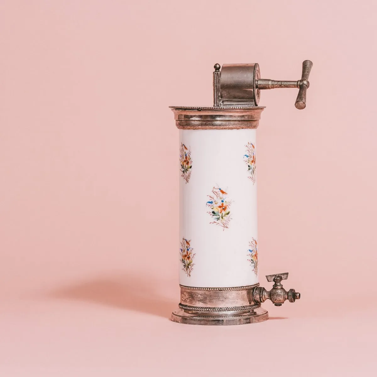 dispositivo cerámico vintage con motivos florales y accesorios metálicos