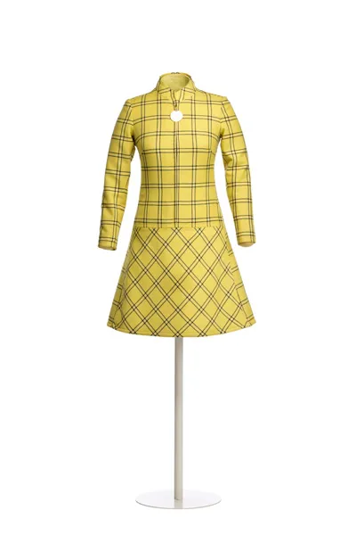 vestido a cuadros amarillo en un maniquí