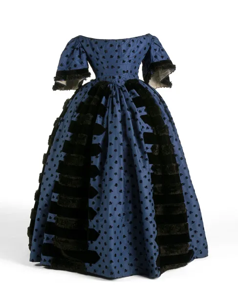 Vestido azul de lunares con ribete de terciopelo negro y mangas abullonadas