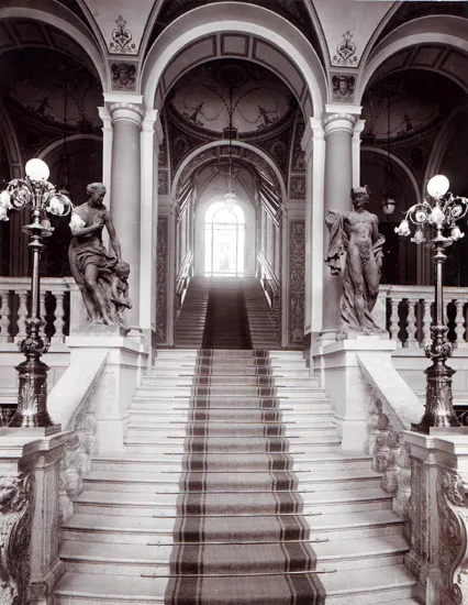 Wielkie schody z ozdobnymi balustradami, klasycznymi posągami i sklepionymi sufitami w Muzeum Sztuki Dekoracyjnej w Pradze