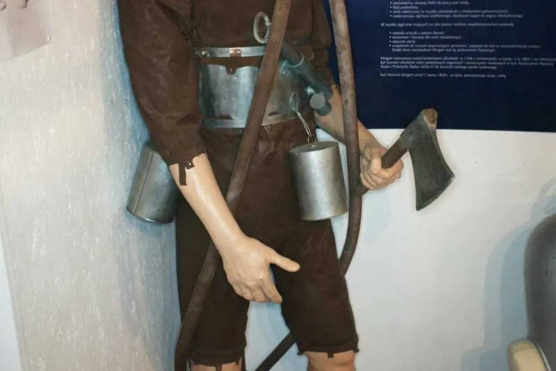 Mankin w zabytkowym stroju do nurkowania z hełmem, obciążnikami i siekierą