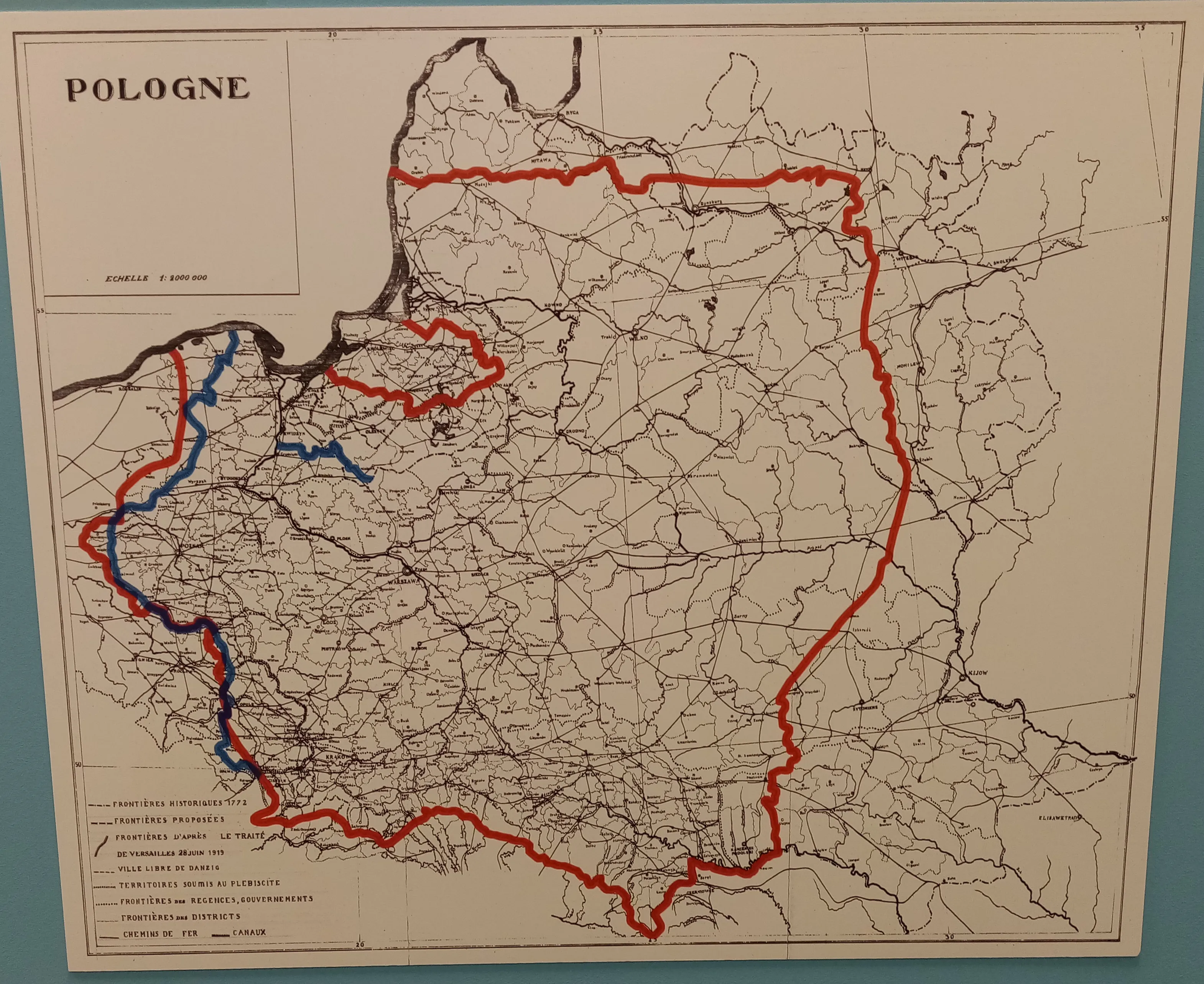 Historical map of Poland with red and blue lines marking borders, labeled 'POLOGNE' at the top.