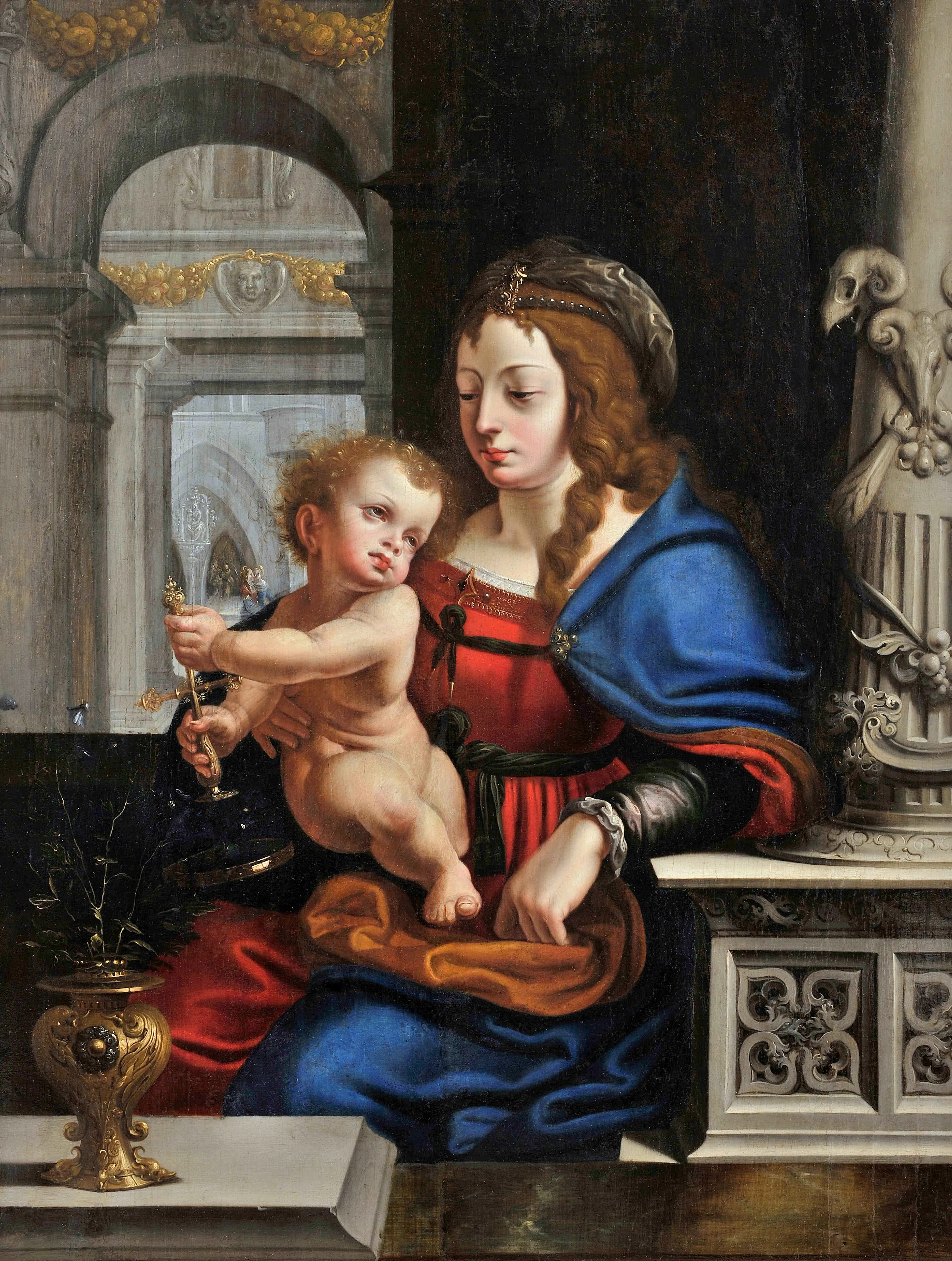 Una pintura de la Madonna y el Niño en estilo barroco, con la Virgen María vistiendo una túnica azul y roja y sosteniendo al Niño Jesús, ambientada contra un telón de fondo arquitectónico con detalles ornamentados y un cáliz dorado en primer plano.