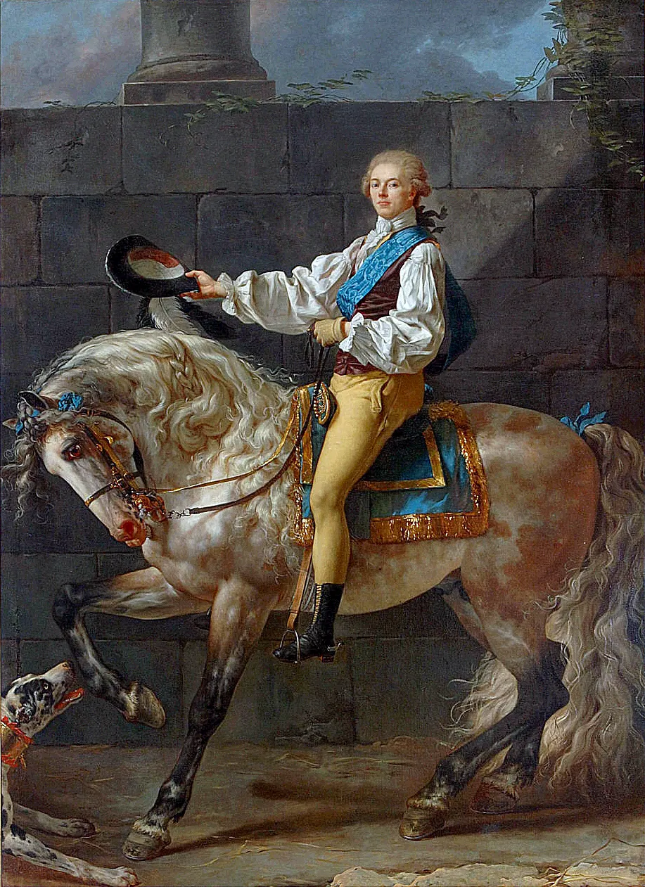 Un hombre con camisa blanca y calzones amarillos montando un caballo tordo con bridas ornamentadas en azul y dorado, sosteniendo un sombrero negro, con un perro pequeño a los pies del caballo.