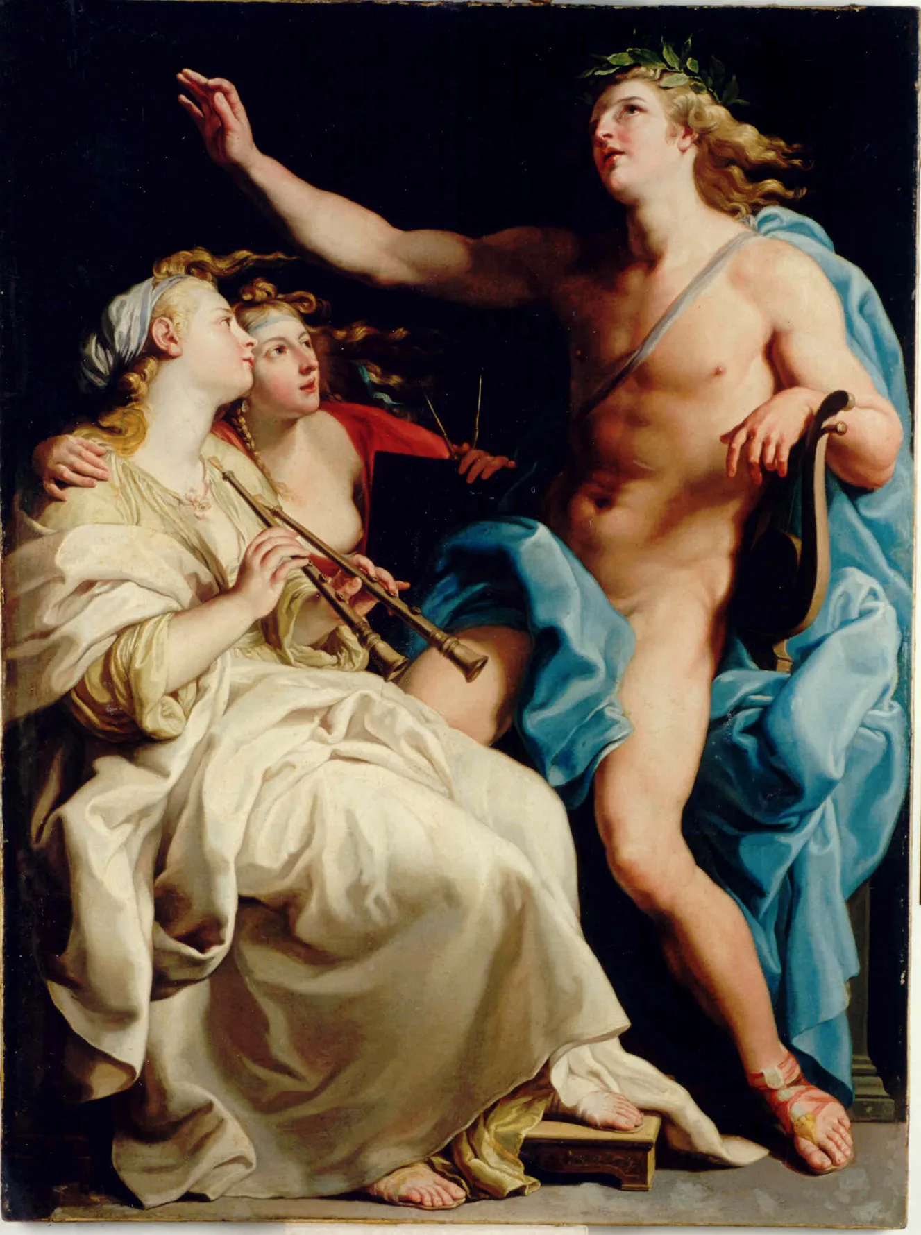 Una pintura de estilo barroco que muestra una figura masculina desnuda con una corona de laurel y una lira, acompañada por dos mujeres con vestimenta clásica, una de ellas tocando una flauta.