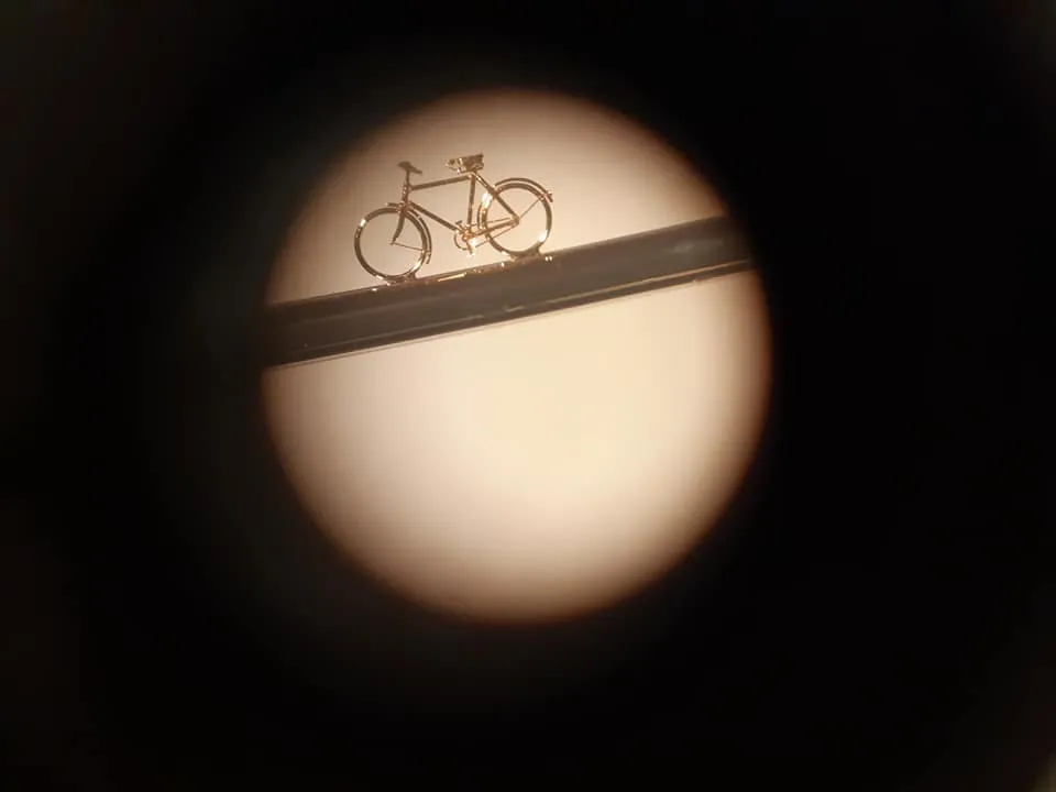miniatuurfiets onder vergroting