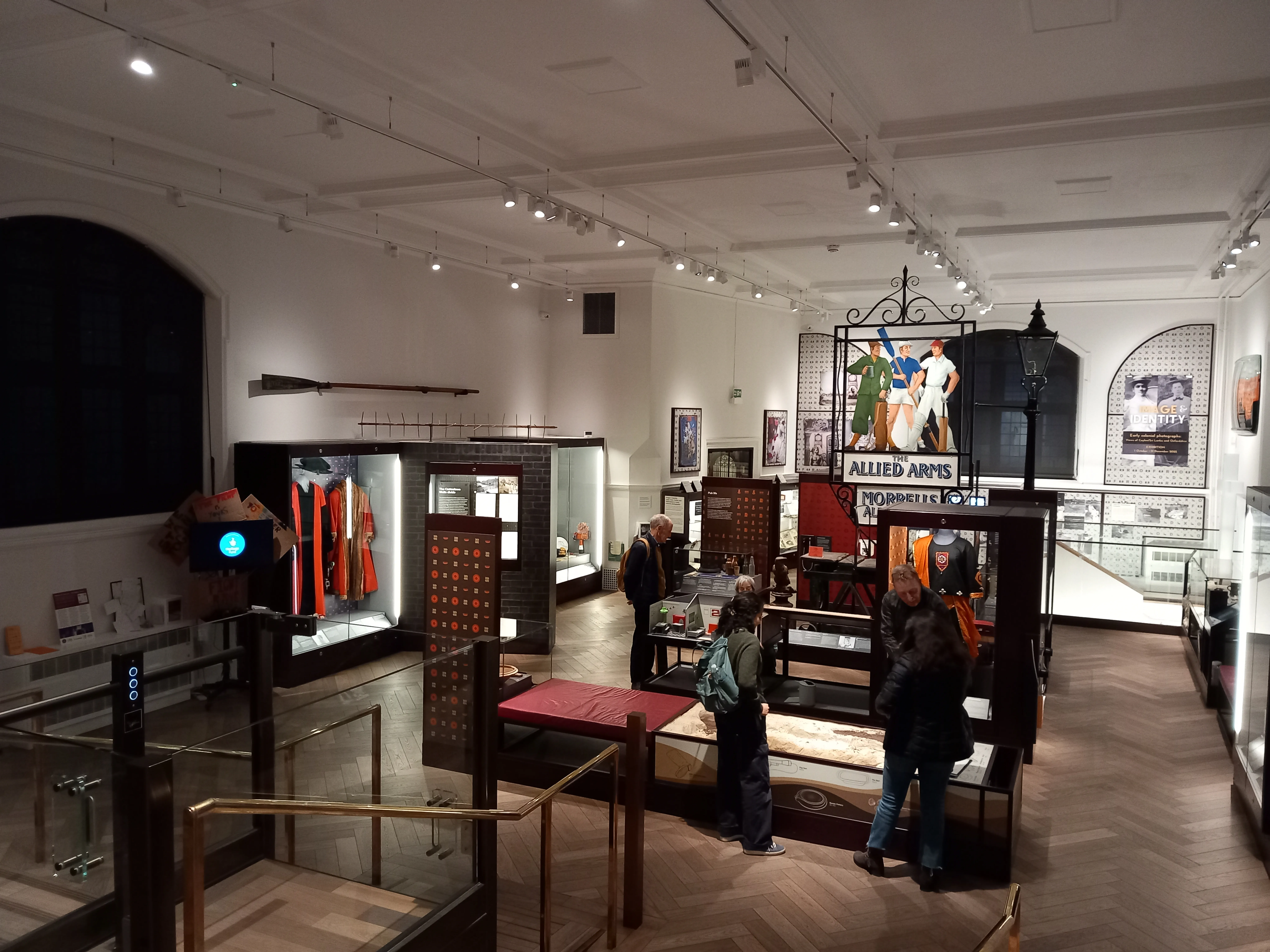 Vista interior de la galería principal del Museum of Oxford con visitantes observando las vitrinas y exposiciones, incluido un letrero de los Allied Armies.