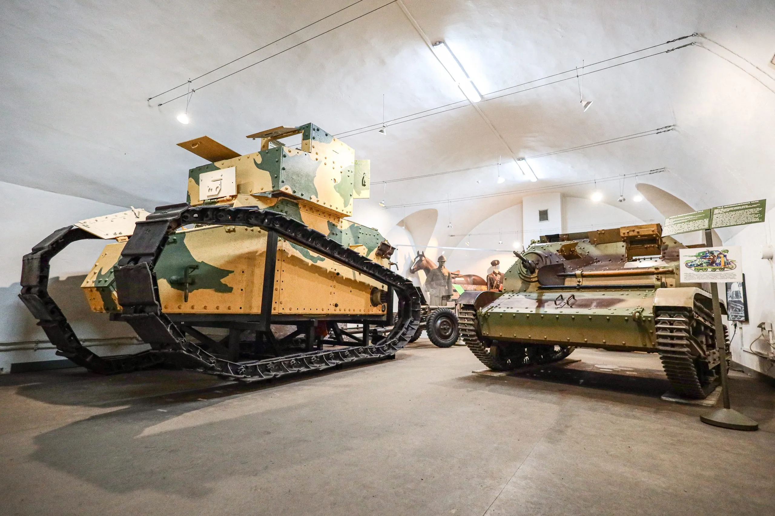 Twee militaire tanks tentoongesteld in een museumhal