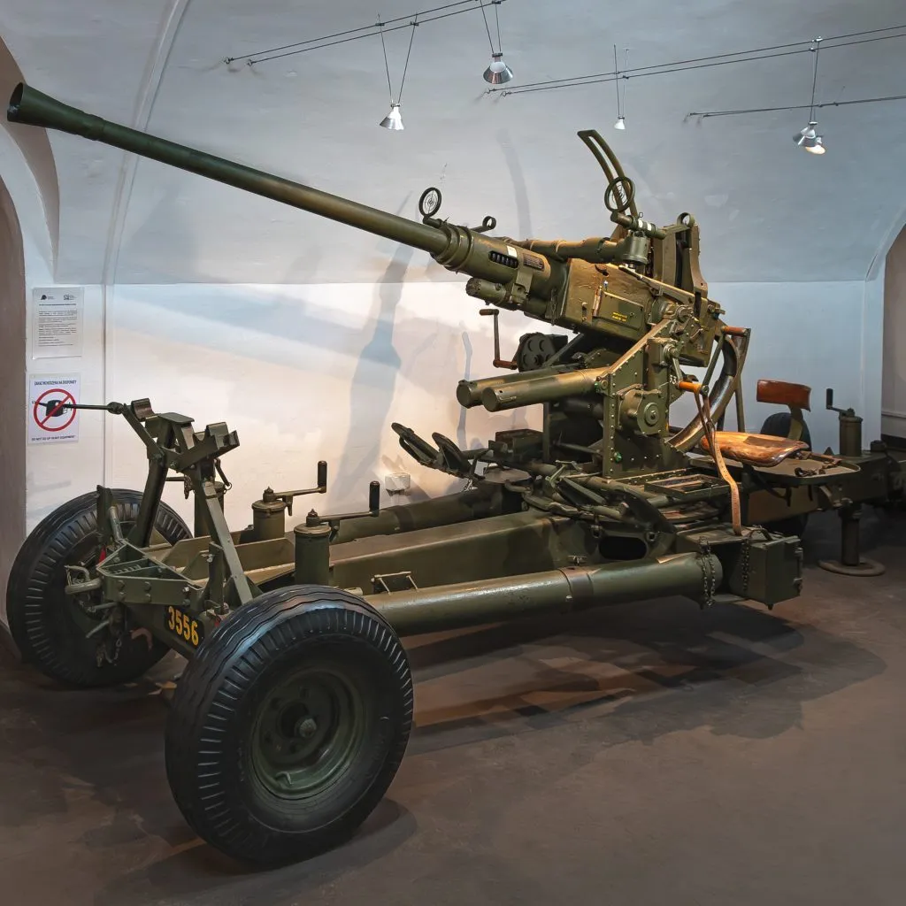 Een olijfgroen luchtafweergeschut tentoongesteld in een museumzaal