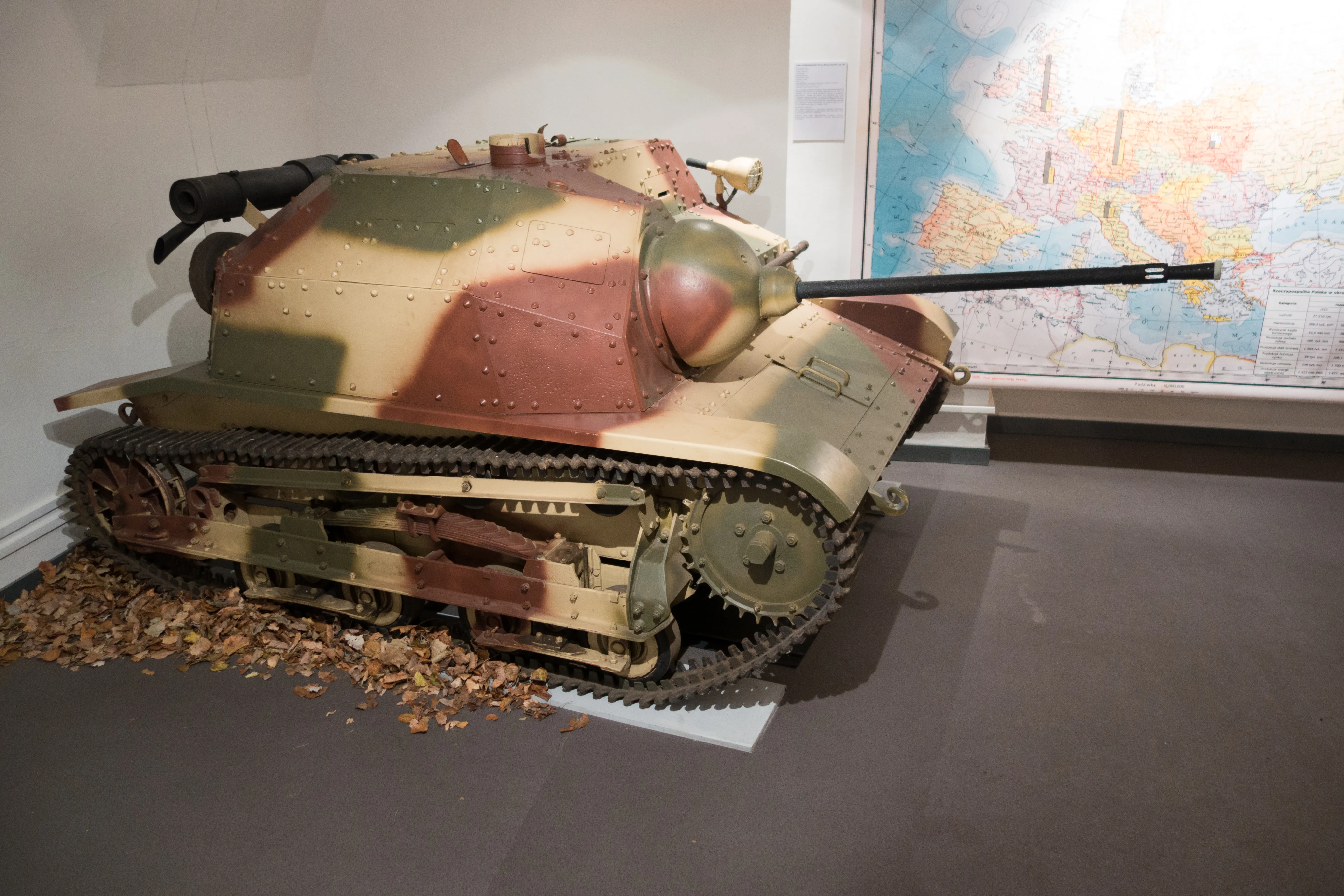 Een gecamoufleerde militaire tankexpositie in een museumgalerij