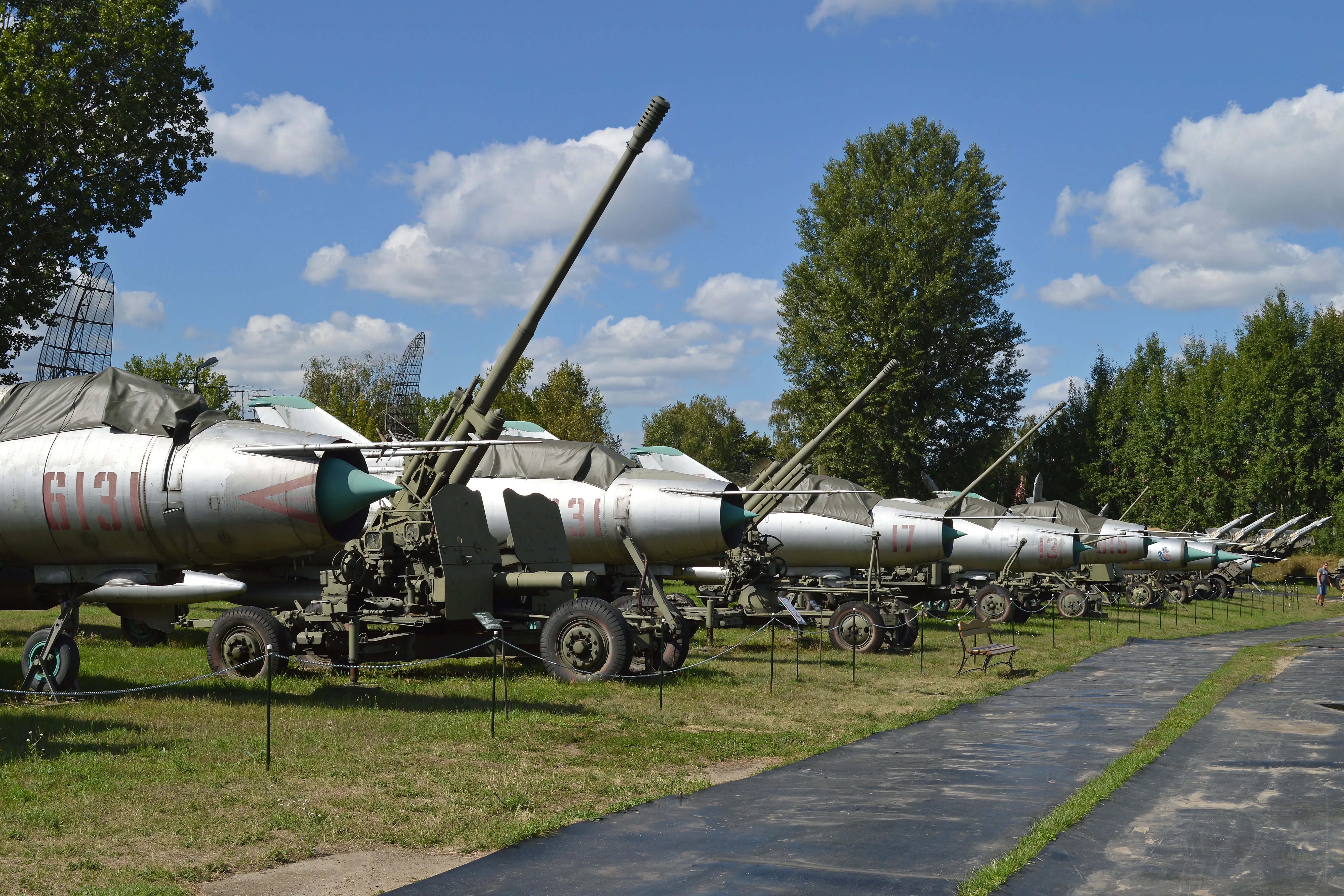 Aviones militares de la era soviética y artillería antiaérea en exhibición en un museo al aire libre