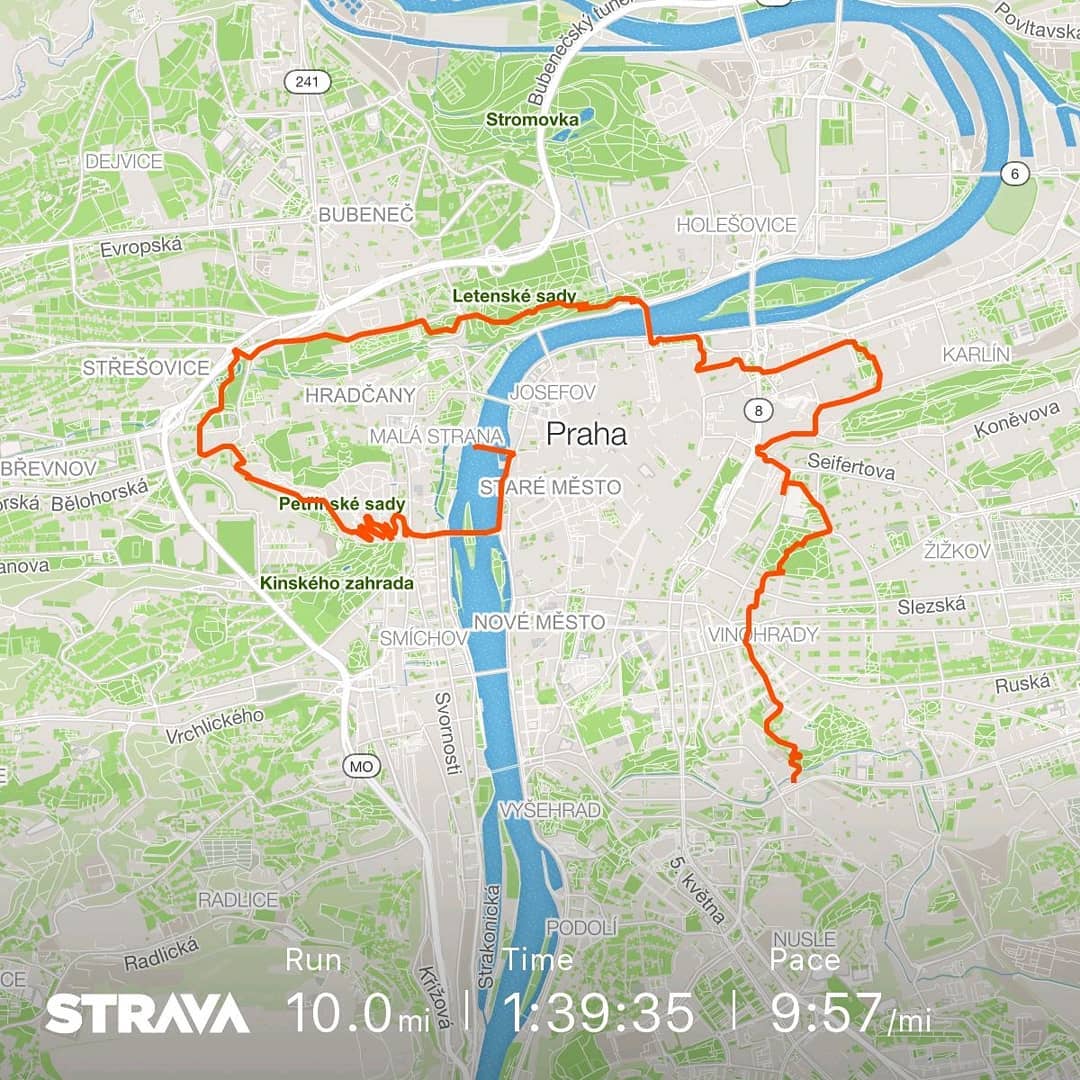 plattegrond van Praag met een hardlooproute gemarkeerd in oranje