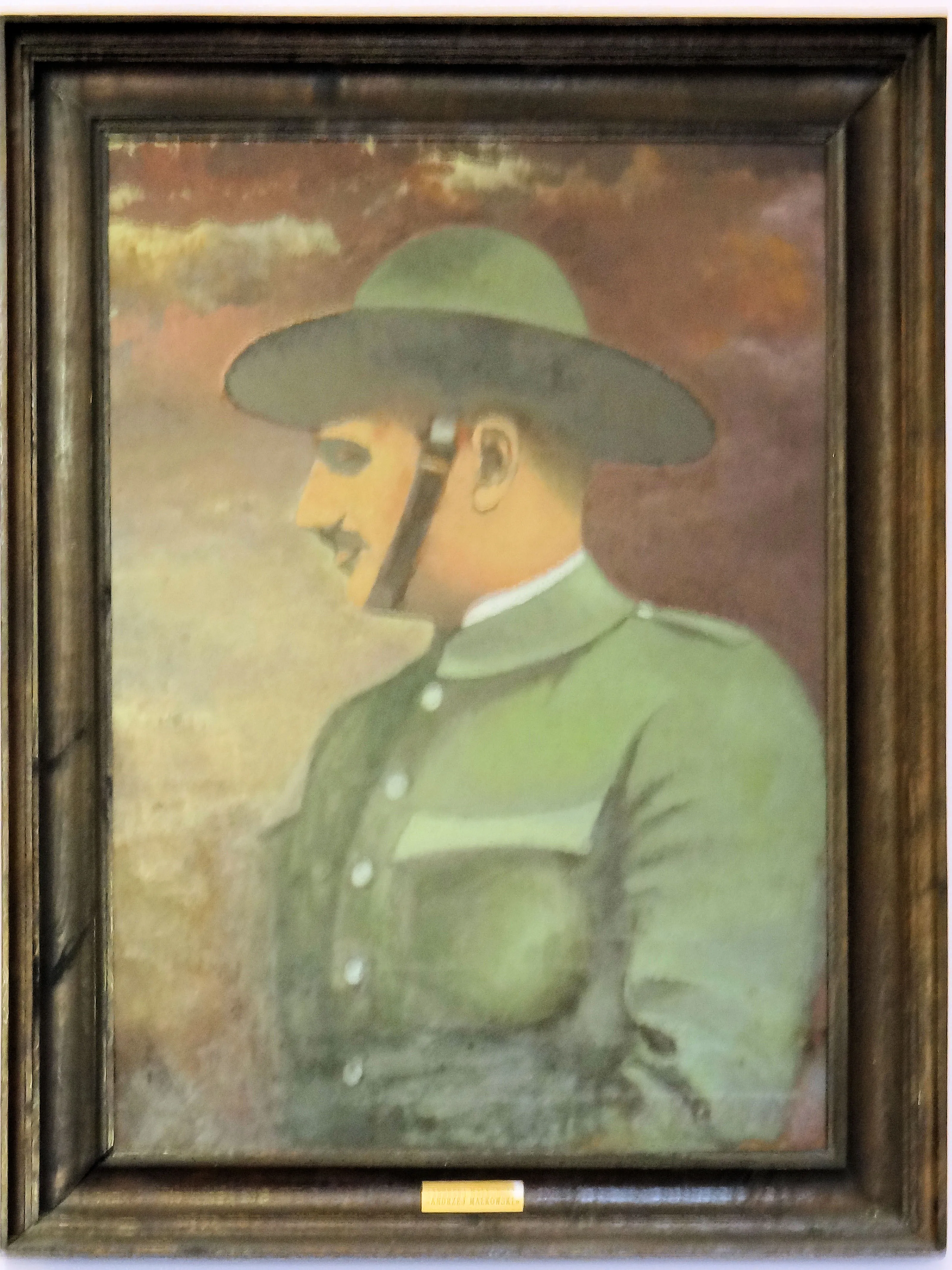 ingelijste portret van een scout in een groen uniform en hoed