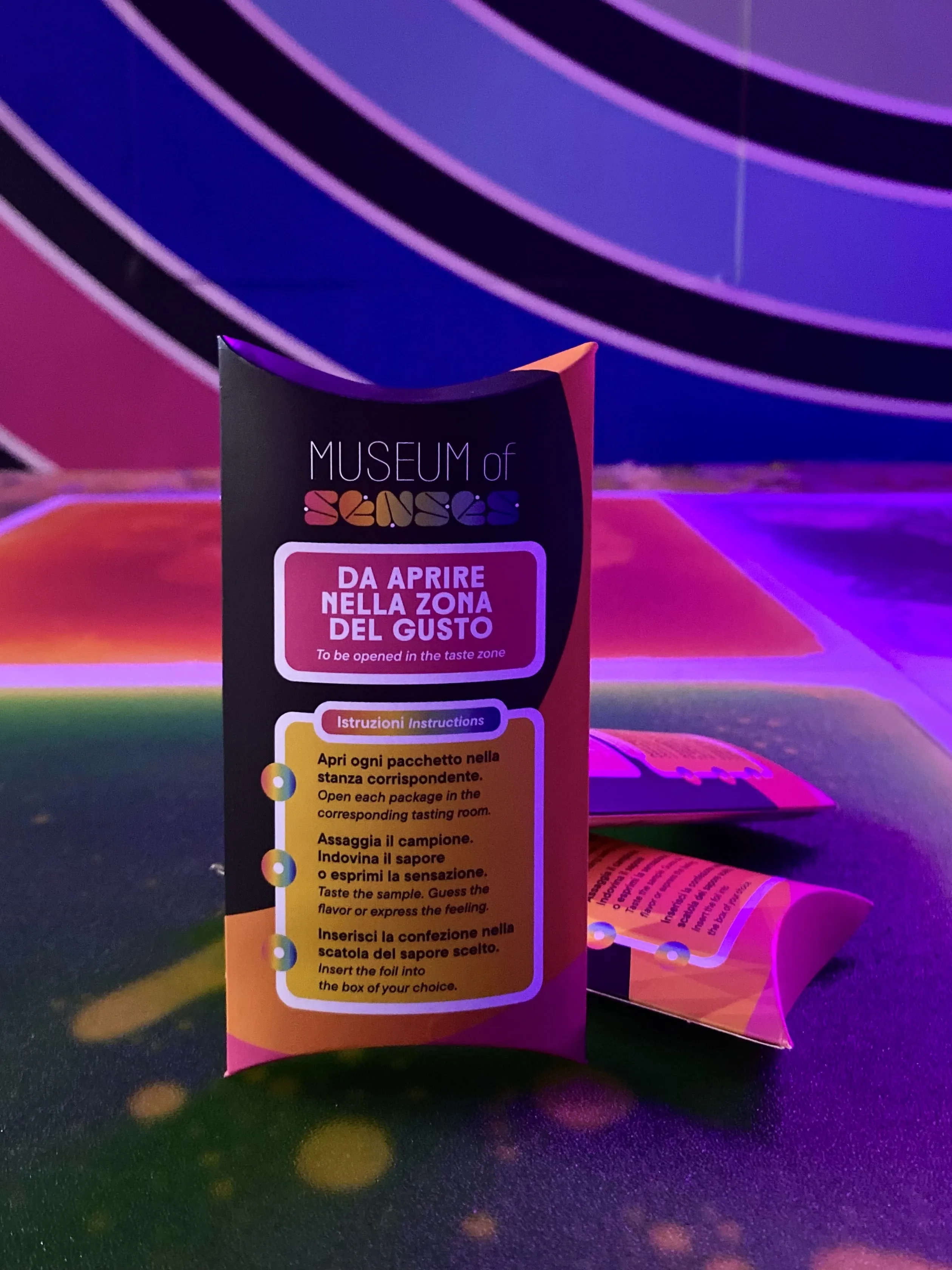 Interactief tentoonstellingspakket van het Museum of Senses Madrid met tekst in meerdere talen en kleurrijke achtergrondverlichting