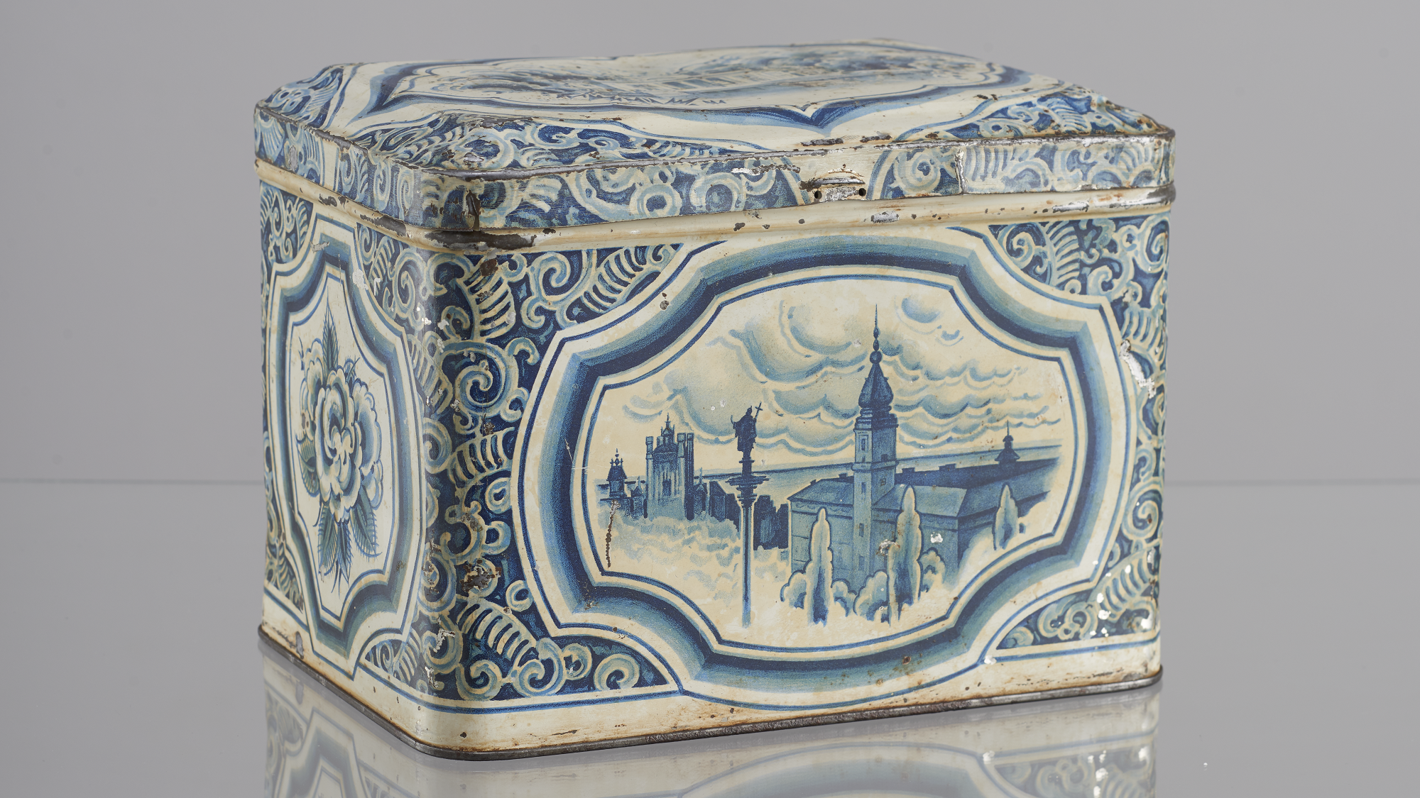blauw en wit keramische doos met sierlijk ontwerp en illustratie van de skyline van Warschau