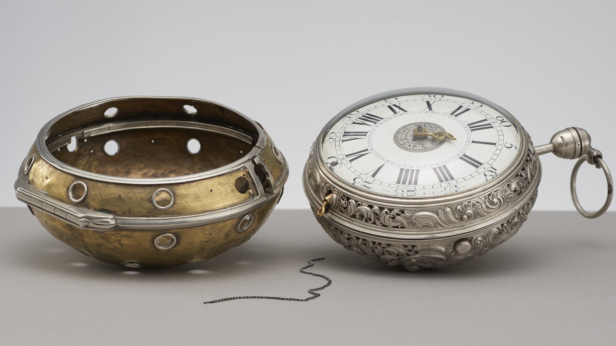 Gedecoreerd zakhorloge met messing kast en wijzerplaat met Romeinse cijfers