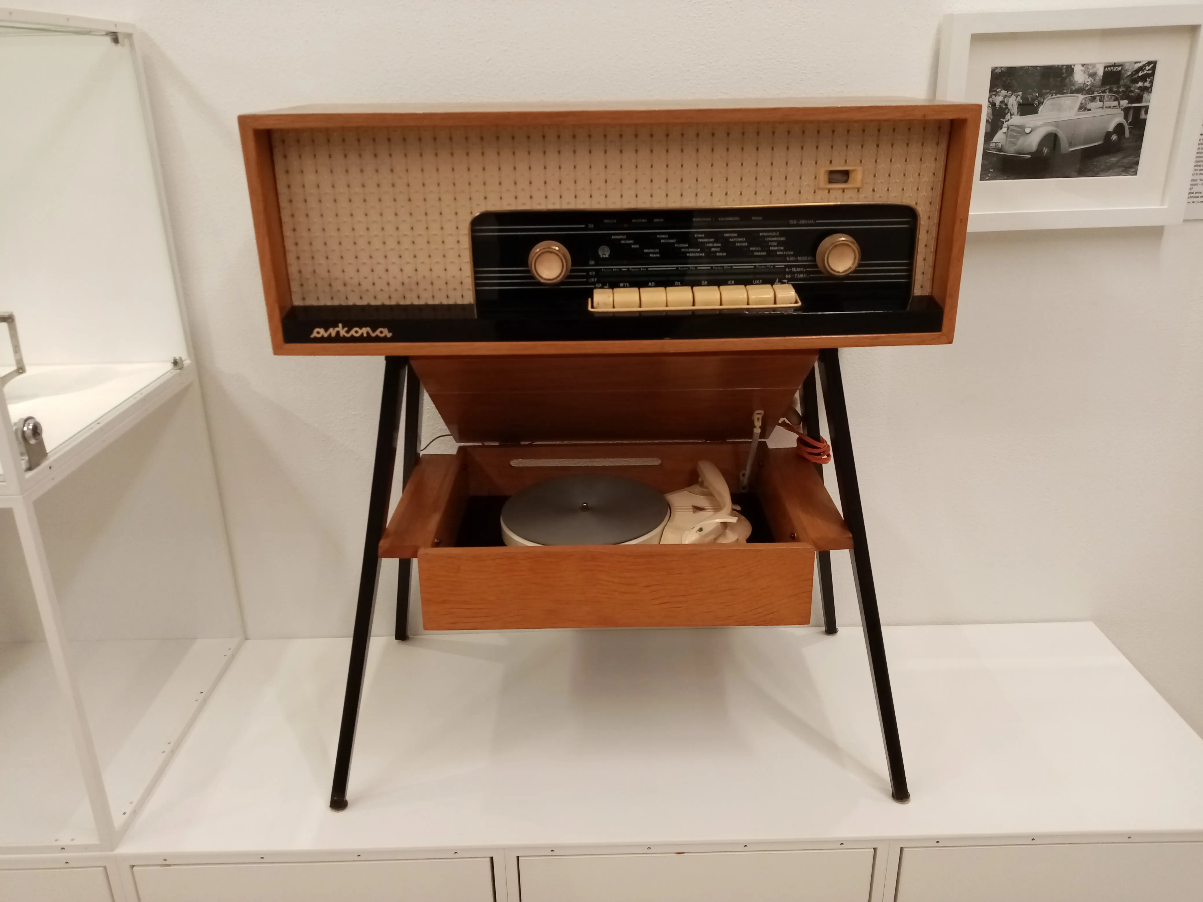 Zabytkowy drewniany odbiornik radiowy z gramofonem na wystawie w muzeum