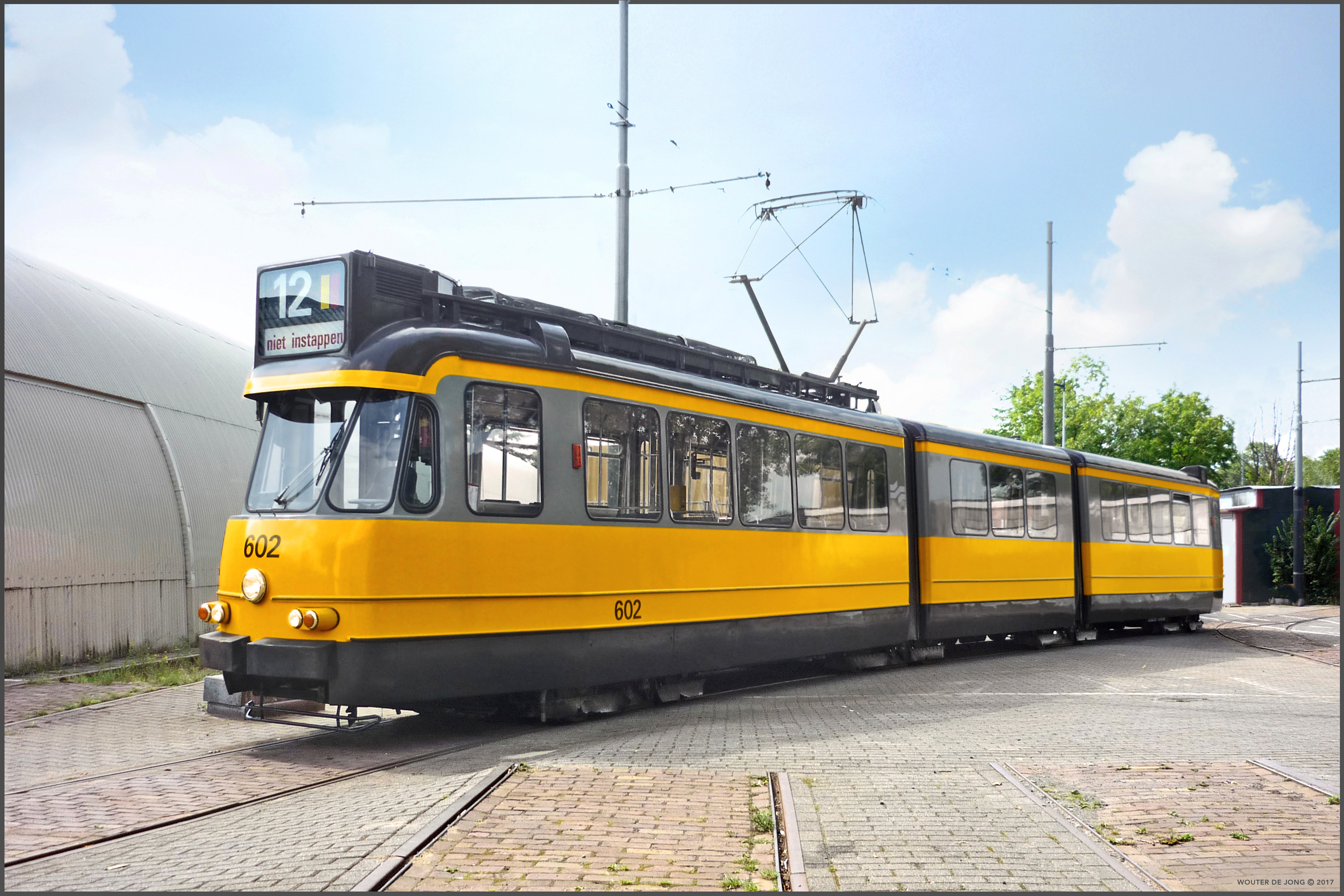 Żółty i czarny zabytkowy tramwaj numer 602 na torach pod przewodami jezdnymi