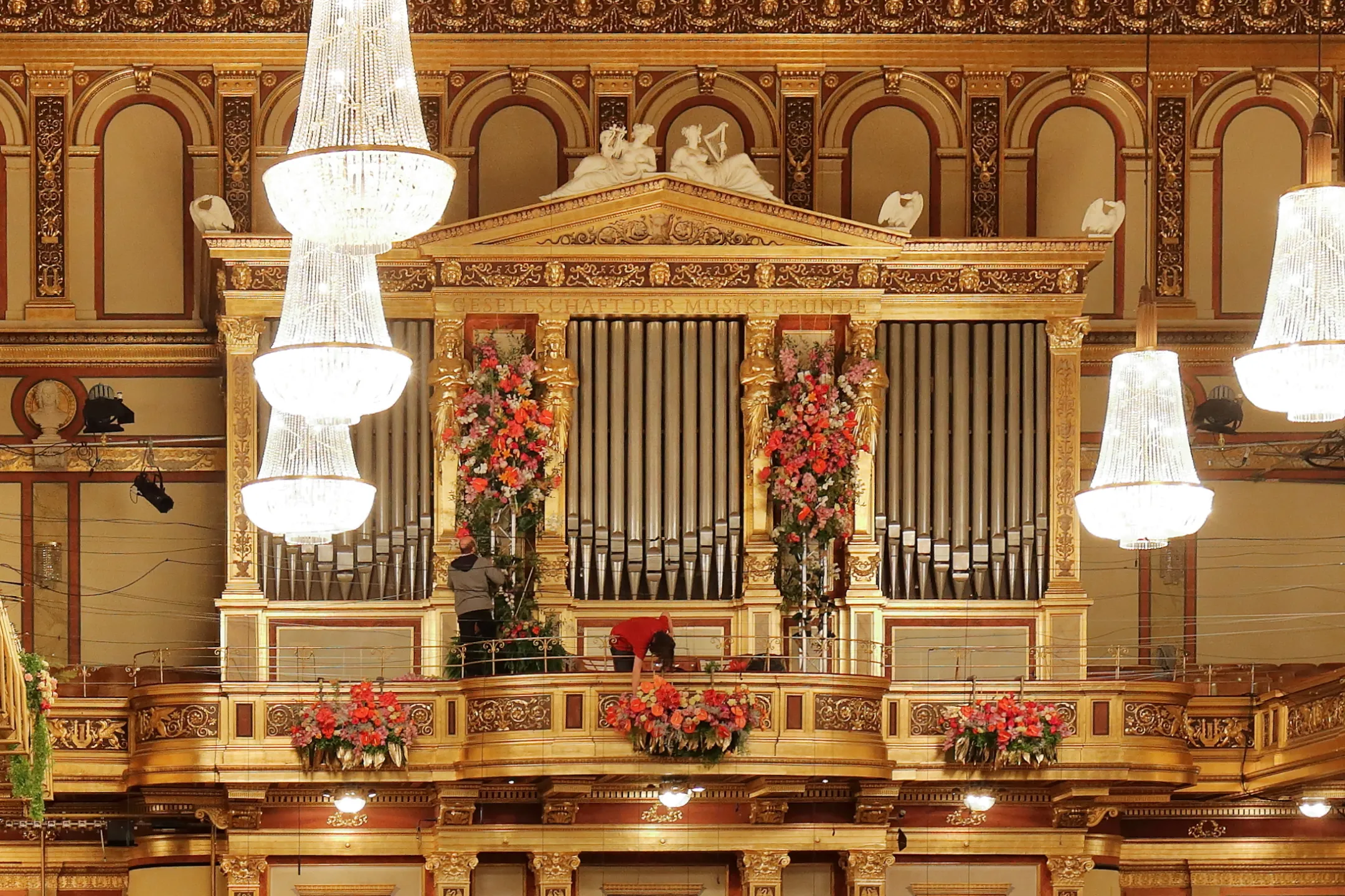 Bogato zdobiona fasada Musikverein z misternymi detalami architektonicznymi i wyrazistym wejściem.
