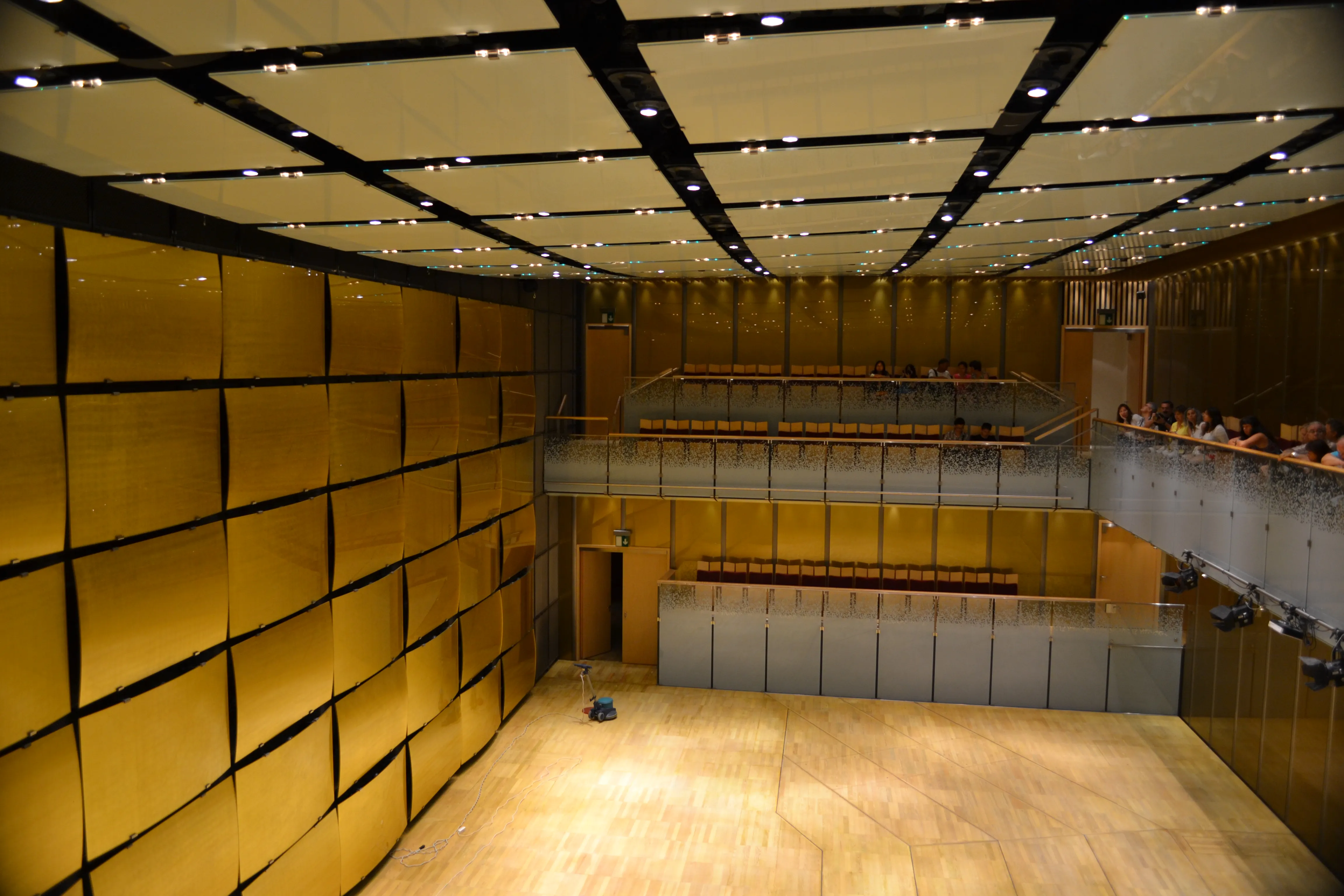 Wnętrze Złotej Sali Musikverein ze złotymi panelami akustycznymi i wielopoziomowymi miejscami siedzącymi