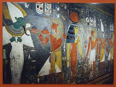 Murale w stylu egipskim z postaciami w tradycyjnych strojach i symbolami hieroglificznymi