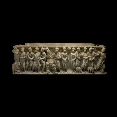 Romeinse sarcofaag met reliëfvoorstelling van een figuurlijke processie
